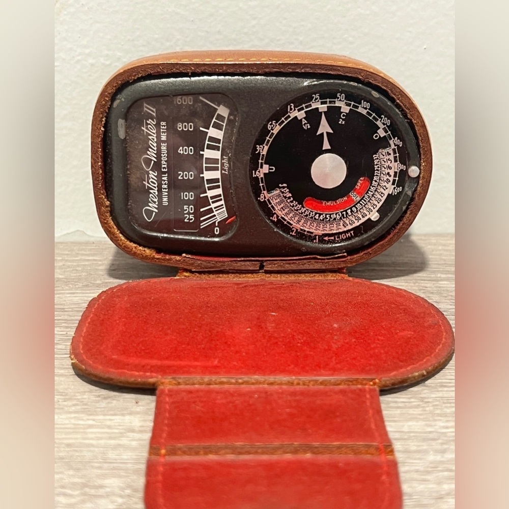 VTG WESTON MASTER II UNIVERSAL EXPOSURE LIGHT METER MODEL 735  W/ LEATHER CASE